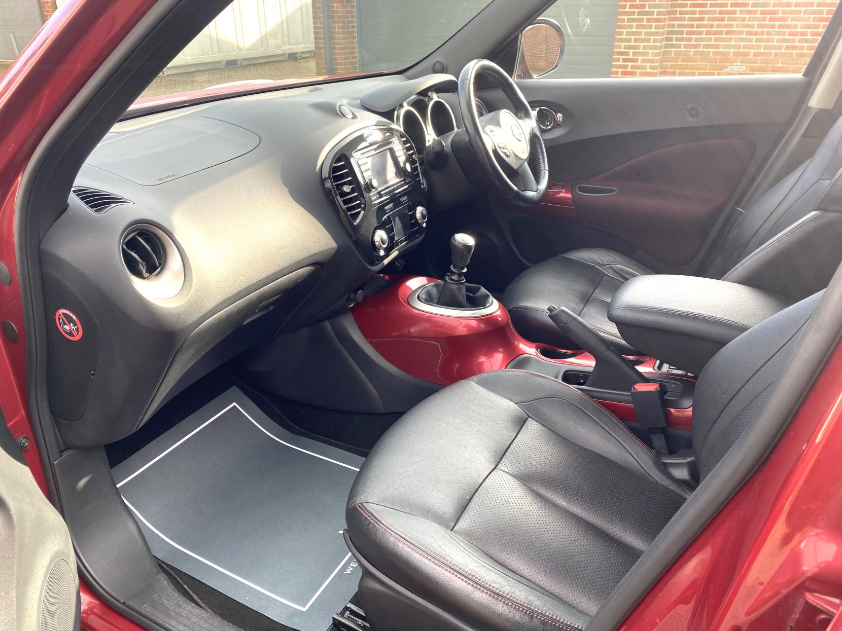 Nissan Juke 1.6 DIG-T Tekna SUV 5dr Petrol Manual Euro 5 (190 ps)