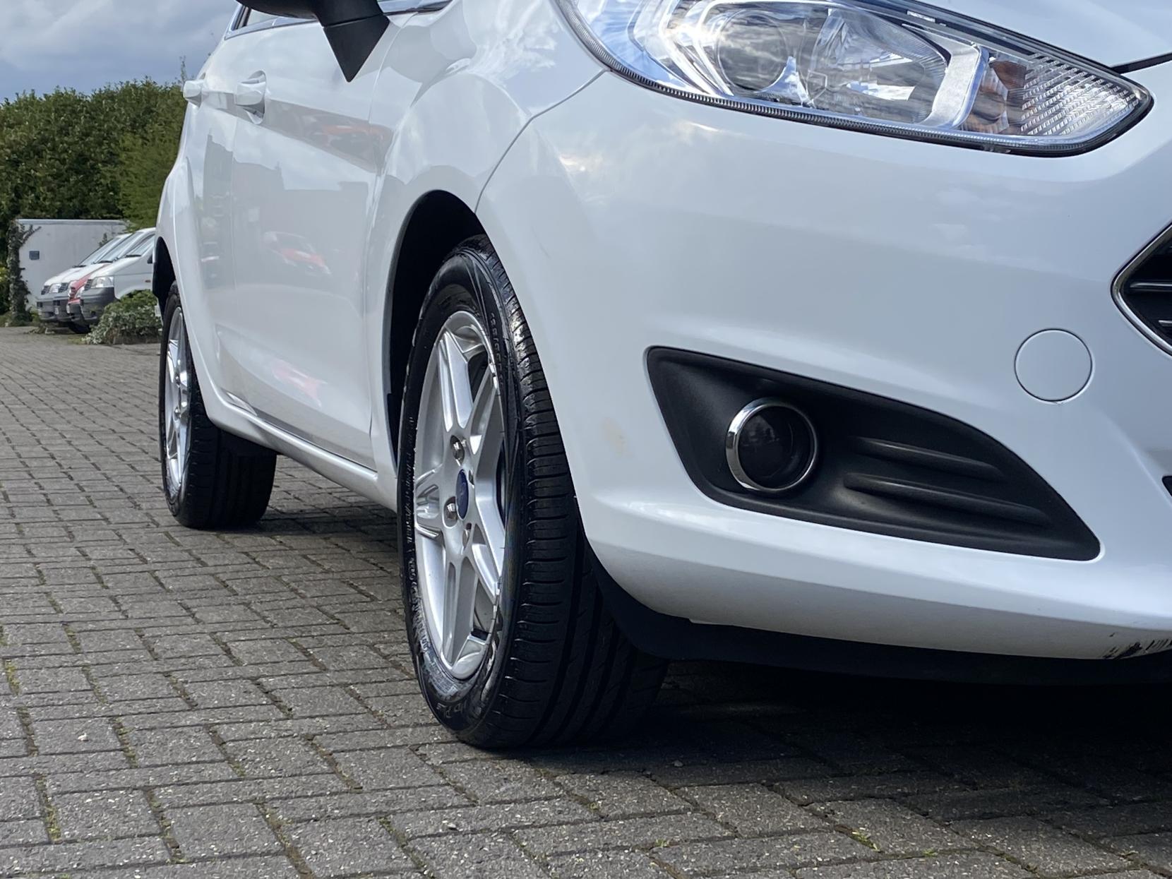 Ford Fiesta 1.0 Zetec Hatchback 5dr Petrol Manual Euro 5 (s/s) (80 ps)