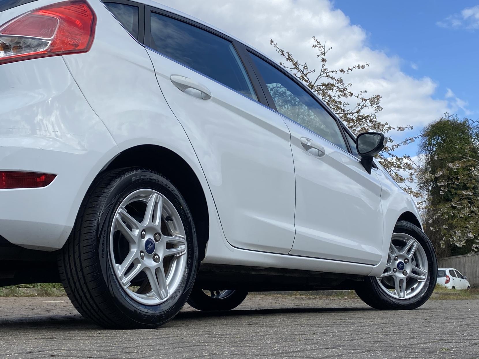 Ford Fiesta 1.0 Zetec Hatchback 5dr Petrol Manual Euro 5 (s/s) (80 ps)