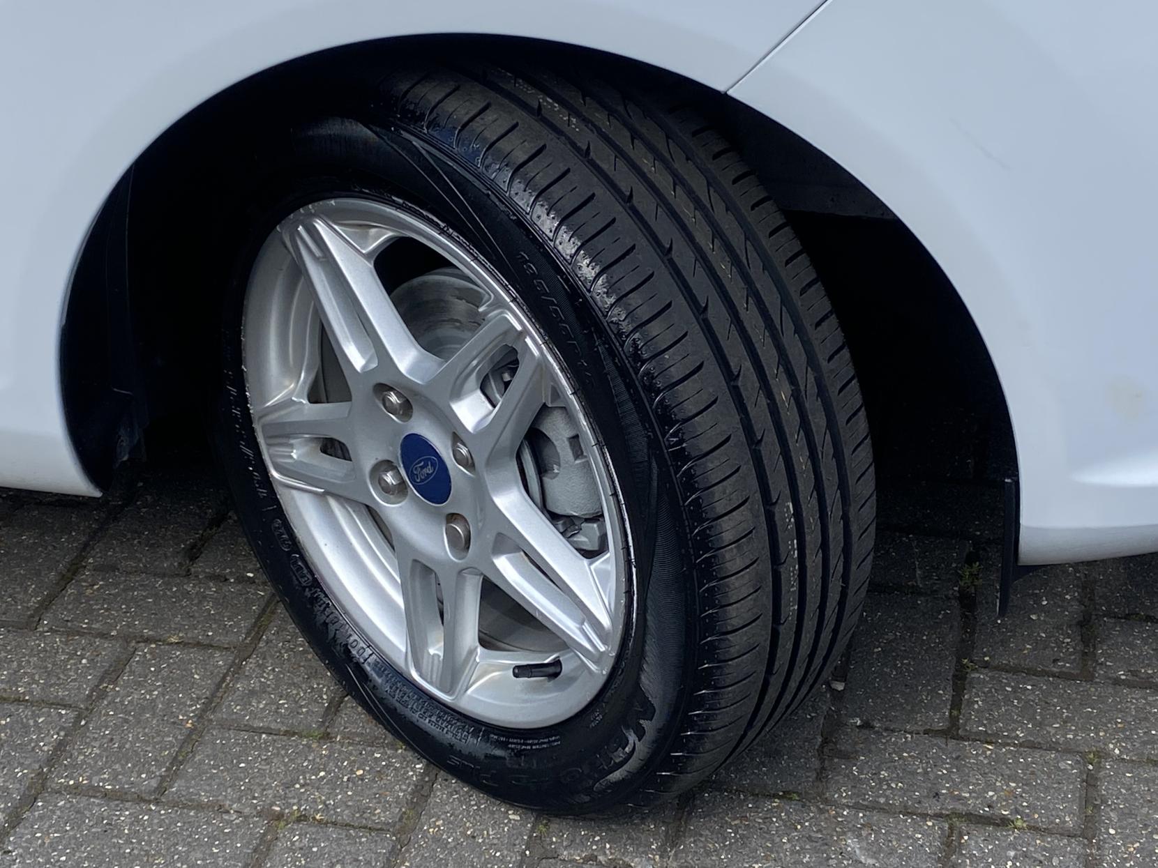 Ford Fiesta 1.0 Zetec Hatchback 5dr Petrol Manual Euro 5 (s/s) (80 ps)